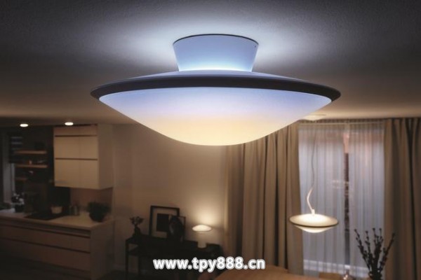 飞利浦推出UFO造型智能灯具 主打健康概念